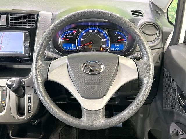 �C���e���A�ɍ��킹���f�U�C���̃X�e�A�����O�́A�^�]�������̂��Ƃ��l���A�^�]���₷���`��A�傫���ł��B�����x�A���ۂɐG���Ă��m���߂��������B