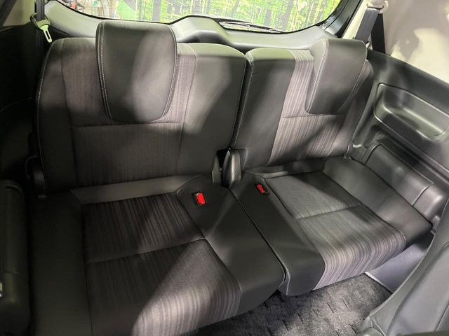 3列目シートはもちろん状態良好☆大人でもゆったりと座って頂けますので、大人数でのお出かけもラクラクです♪ご家族で、気の知れた仲間で、ドライブに行くのが楽しみですね♪