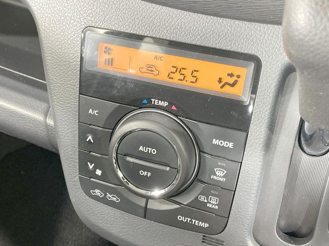 【オートエアコン】一度お好みの温度に設定すれば、車内の温度を検知し風量や温度を自動で調整。暑い&hellip;寒い&hellip;と何度もスイッチ操作をする必要はありません。快適な車内空間には必須の機能ですね♪