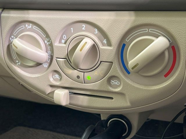 寒い冬も暑い夏も全席に快適な空調を届けてくれる、ダイヤル式エアコンを装備♪