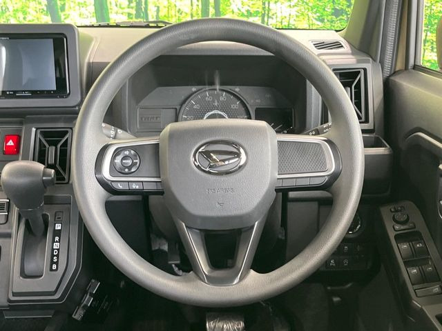 インテリアに合わせたデザインのステアリングは、運転される方のことも考え、運転しやすい形状、大きさです。是非一度、実際に触ってお確かめください。
