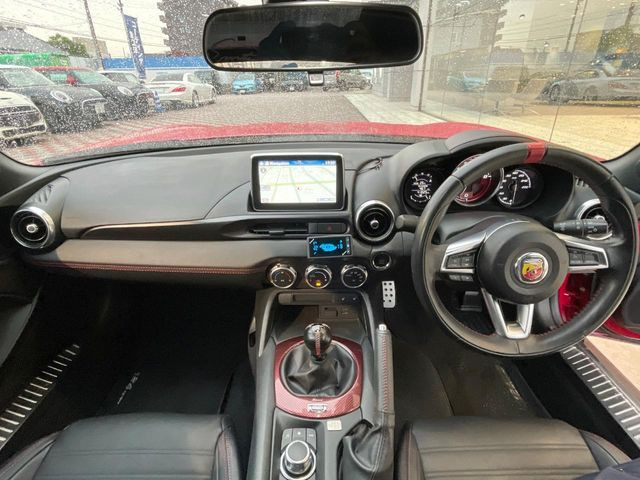 アバルト124スパイダー1.4