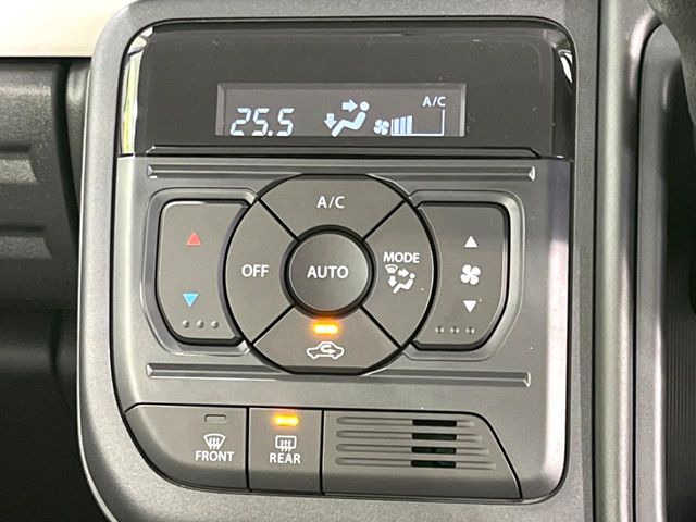 【オートエアコン】一度お好みの温度に設定すれば、車内の温度を検知し風量や温度を自動で調整。暑い&hellip;寒い&hellip;と何度もスイッチ操作をする必要はありません。快適な車内空間には必須の機能ですね♪