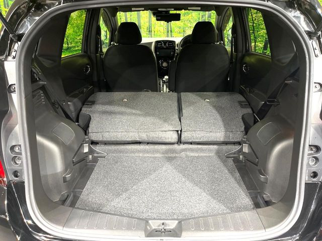 普段のお買い物や通勤、送迎等に十分な荷室スペースを確保しております。セカンドシートを倒すと、大きな荷物の積載も可能です♪