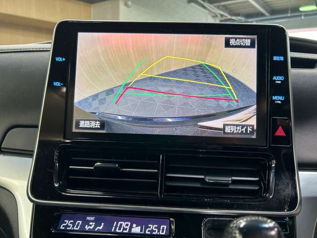 【バックカメラ】運転席から画面上で安全確認ができます。駐車が苦手な方にもオススメな便利機能です。