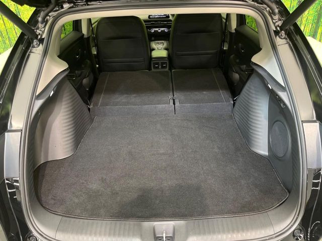 積み下ろしのしやすいデッキにはたっぷりと荷物を積み込んでいただけます。遊びから仕事まで、様々なシーンで頼れます♪
