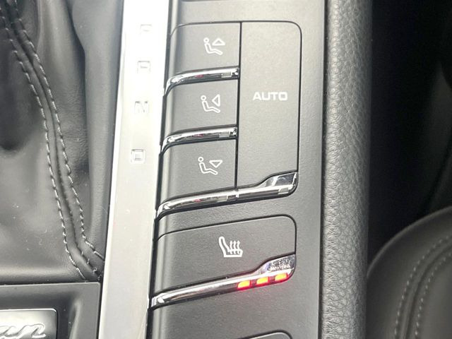 ●フロントシートヒーティング:運転席・助手席共に三段階で調節が可能なシートヒーターを装備しております。季節を問わず快適にご使用いただけます。