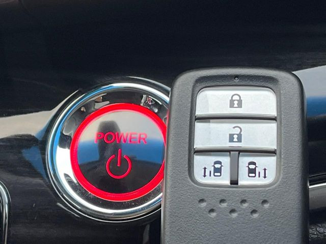 �yHonda�X�}�[�g�L�[�z�J�o����|�P�b�g�ɓ��ꂽ�܂܂ł��h�A�̎{���E�������\�ȃX�}�[�g�L�[�𑕔��B�G���W���̃I���E�I�t�����J�M�����o���K�v����������Ƃ��Ă��֗��ł���
