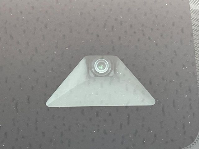 【エマージェンシーブレーキ】走行中に前方の車両等を認識し、衝突しそうな時は警報とブレーキで衝突回避と被害軽減をアシスト。より安全にドライブをお楽しみいただけます。