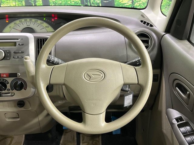 インテリアに合わせたデザインのステアリングは、運転される方のことも考え、運転しやすい形状、大きさです。是非一度、実際に触ってお確かめください。