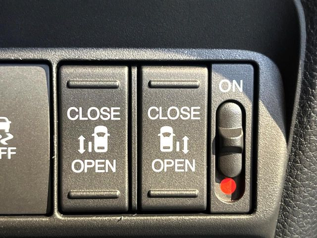 【両側パワースライドドア】スマートキーや運転席のスイッチで後席両側スライドドアの開閉が可能♪電動だから力を入れてドアを開ける必要が無く、小さなお子様でも簡単に開け閉めでき快適です♪