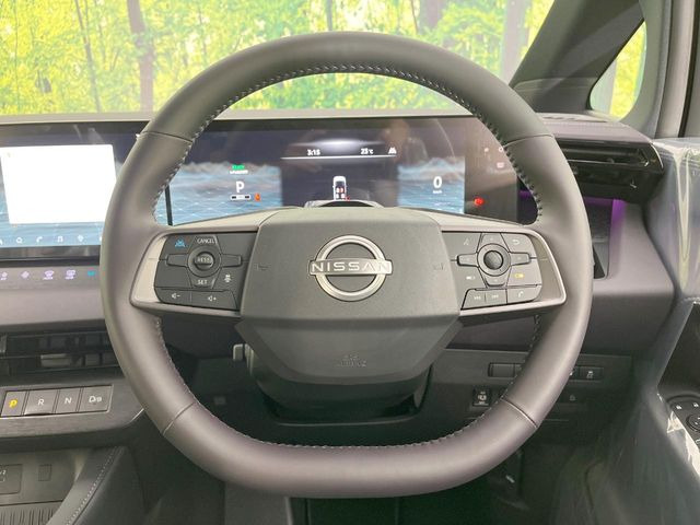 インテリアに合わせたデザインのステアリングは、運転される方のことも考え、運転しやすい形状、大きさです。是非一度、実際に触ってお確かめください。