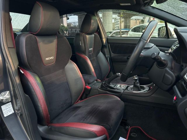 �yRECARO�V�[�g�z�z�[���h���ɗD��A�J�[�u���̑̂������}�����Ă���܂��B�܂��A�̂Ƀt�B�b�g���邩�獘��w�������ɂ����A�����O�h���C�u�⍂�����s�ł����K�ɂ��߂������������܂���