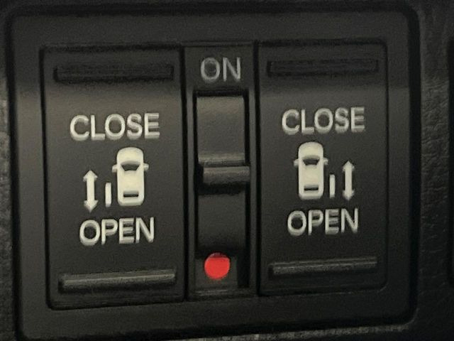 【両側パワースライドドア】スマートキーや運転席のスイッチで後席両側スライドドアの開閉が可能♪電動だから力を入れてドアを開ける必要が無く、小さなお子様でも簡単に開け閉めでき快適です♪