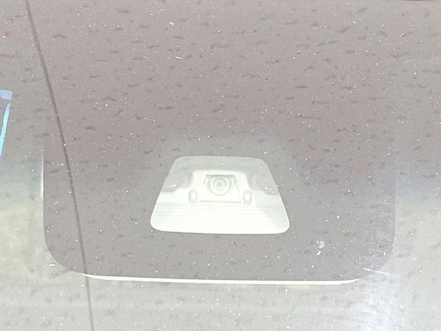 【スマートアシスト】走行中に前方の車両等を認識し、衝突しそうな時は警報とブレーキで衝突回避と被害軽減をアシスト。より安全にドライブをお楽しみいただけます。