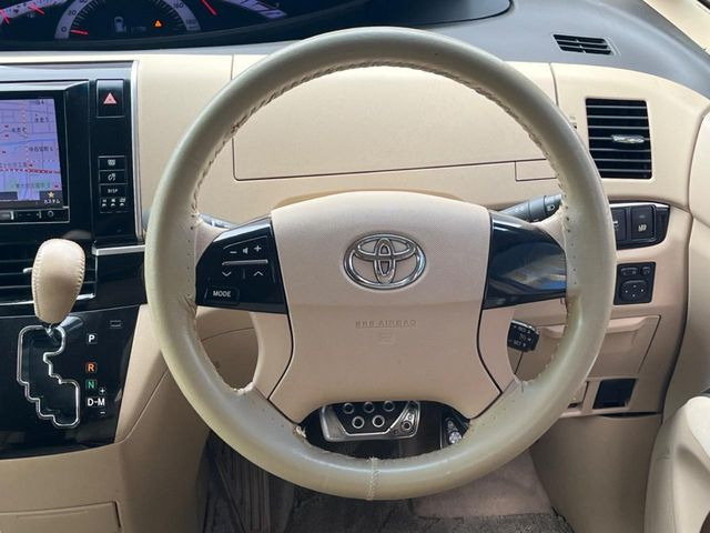 インテリアに合わせたデザインのステアリングは、運転される方のことも考え、運転しやすい形状、大きさです。是非一度、実際に触ってお確かめください。