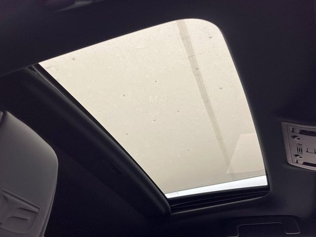 【ムーンルーフ】開放感たっぷりの希少装備、サンルーフが装着されています!車内に明かりを取り入れたり景色を楽しむ以外にも、車内の空気も簡単に換気できて快適です!