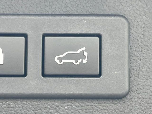 【パワーバックドア】スマートキーや運転席のボタンを押すだけでリアゲートが自動で開閉します!荷物を持っている時や、高い位置にあるバックドアを閉める際に便利な機能です♪