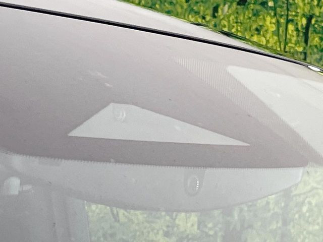 【エマージェンシーブレーキ】走行中に前方の車両等を認識し、衝突しそうな時は警報とブレーキで衝突回避と被害軽減をアシスト。より安全にドライブをお楽しみいただけます。