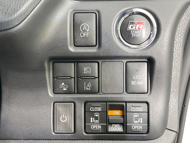 【両側パワースライドドア】スマートキーや運転席のスイッチで後席両側スライドドアの開閉が可能♪電動だから力を入れてドアを開ける必要が無く、小さなお子様でも簡単に開け閉めでき快適です♪