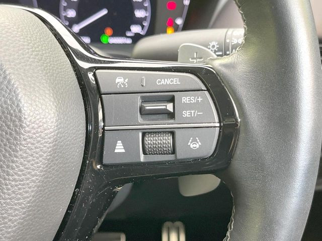 【アダプティブクルーズコントロール】高速道路での長距離走行が楽に!!自動で速度を保つクルーズコントロールが、衝突軽減システムと連携し、前方の車両を感知して車間を保つように速度調節してくれます!!