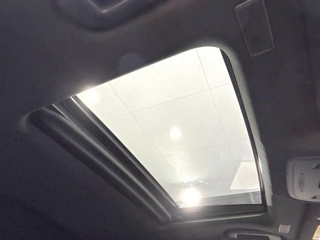 【サンルーフ】開放感たっぷりの希少装備、サンルーフが装着されています!車内に明かりを取り入れたり景色を楽しむ以外にも、車内の空気も簡単に換気できて快適です!
