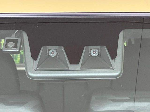 【スマートアシスト】走行中に前方の車両等を認識し、衝突しそうな時は警報とブレーキで衝突回避と被害軽減をアシスト。より安全にドライブをお楽しみいただけます。