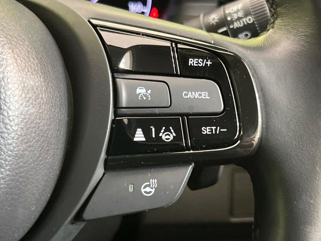 【アダプティブクルーズコントロール】高速道路での長距離走行が楽に!!自動で速度を保つクルーズコントロールが、衝突軽減システムと連携し、前方の車両を感知して車間を保つように速度調節してくれます!!