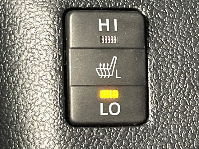 【前席シートヒーター】寒い日に重宝するシートヒーター!エアコンより早く温まってくれるので寒がりの人も安心ですね♪エアコンの温風は乾燥するから苦手、という方にもをおすすめです。