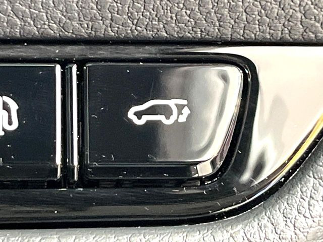 【パワーバックドア】スマートキーや運転席のボタンを押すだけでリアゲートが自動で開閉します!荷物を持っている時や、高い位置にあるバックドアを閉める際に便利な機能です♪