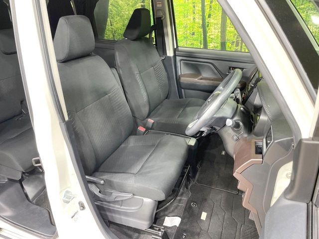 運転席シート廻りは使用感も少なく、良好な状態となっています。丁寧に使われていたことがよくわかりますね。