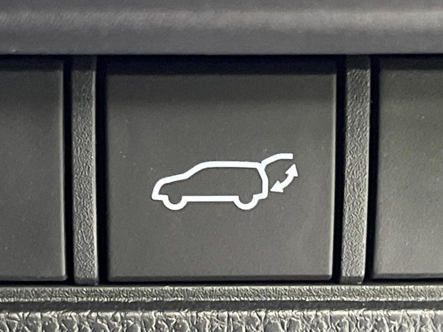 【パワーバックドア】スマートキーや運転席のボタンを押すだけでリアゲートが自動で開閉します!荷物を持っている時や、高い位置にあるバックドアを閉める際に便利な機能です♪