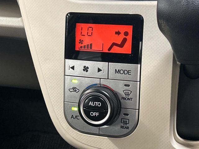 【オートエアコン】一度お好みの温度に設定すれば、車内の温度を検知し風量や温度を自動で調整。暑い&hellip;寒い&hellip;と何度もスイッチ操作をする必要はありません。快適な車内空間には必須の機能ですね♪