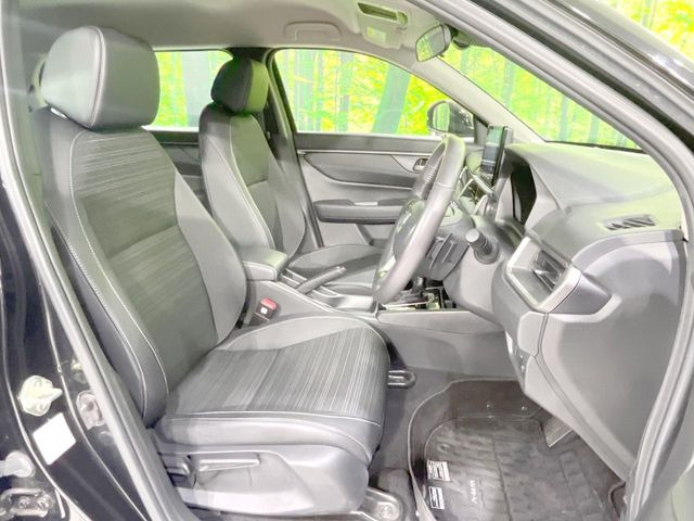 運転席まわりには十分なスペースがあり、大柄な方でもゆったり運転していただける環境です。