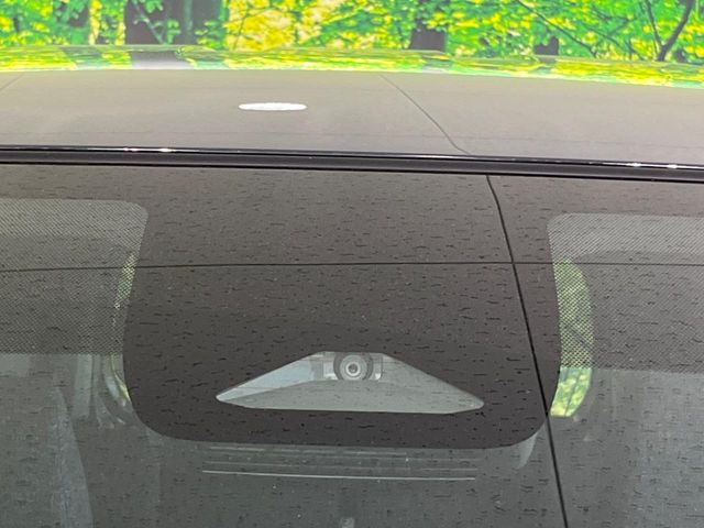 【トヨタセーフティセンス】走行中に前方の車両等を認識し、衝突しそうな時は警報とブレーキで衝突回避と被害軽減をアシスト。より安全にドライブをお楽しみいただけます。