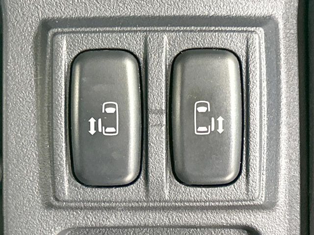 【両側パワースライドドア】スマートキーや運転席のスイッチで後席両側スライドドアの開閉が可能♪電動だから力を入れてドアを開ける必要が無く、小さなお子様でも簡単に開け閉めでき快適です♪