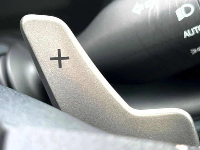 【パドルシフト】ハンドルから手を離さずに素早くシフトアップ&ダウンができるので、エンジンブレーキを使う下り坂や高速道路の合流で加速したい場面で役立ちます。