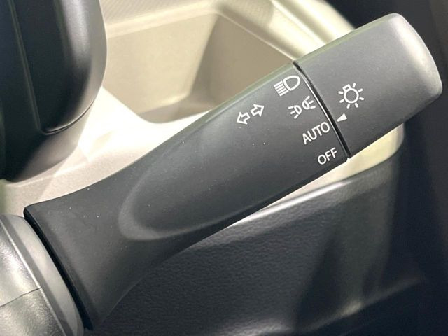 【オートライト】周りの明るさに応じて自動でヘッドライトの点灯・消灯ができる機能です!ライトの付け忘れ・消し忘れなどが無くなり、雨の日や夕方の走行も安心!トンネル通過時も便利ですね♪