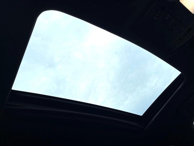 【サンルーフ】開放感たっぷりの希少装備、サンルーフが装着されています!車内に明かりを取り入れたり景色を楽しむ以外にも、車内の空気も簡単に換気できて快適です!
