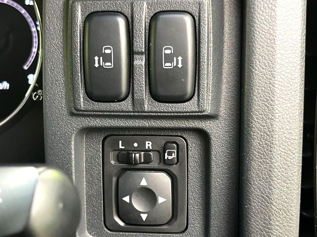 【両側パワースライドドア】スマートキーや運転席のスイッチで後席両側スライドドアの開閉が可能♪電動だから力を入れてドアを開ける必要が無く、小さなお子様でも簡単に開け閉めでき快適です♪