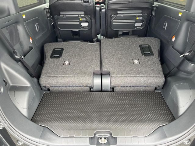 普段のお買い物や通勤、送迎等に十分な荷室スペースを確保しております。セカンドシートを倒すと、大きな荷物の積載も可能です♪