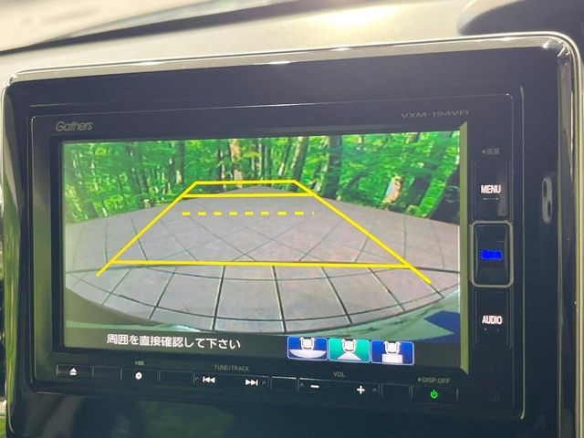 【バックカメラ】駐車時に後方がリアルタイム映像で確認できます。大型商業施設や立体駐車場での駐車時や、夜間のバック時に大活躍!運転スキルに関わらず、今や必須となった装備のひとつです!