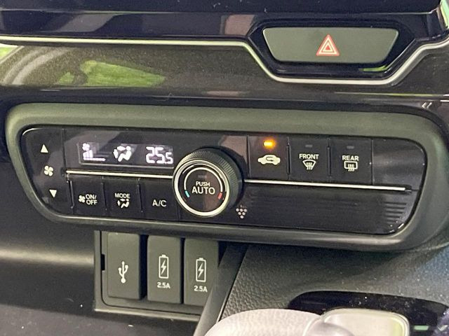 【オートエアコン】一度お好みの温度に設定すれば、車内の温度を検知し風量や温度を自動で調整。暑い&hellip;寒い&hellip;と何度もスイッチ操作をする必要はありません。快適な車内空間には必須の機能ですね♪