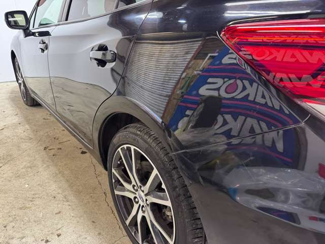 【アルミホイール・タイヤ】スバルエンブレム入りの多スポークアルミホイールを装着。タイヤにはYOKOHAMAの刻印が確認でき、足元も確認しやすい一枚です。