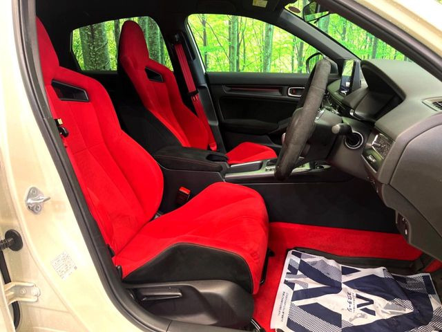 運転席シート廻りは使用感も少なく、良好な状態となっています。丁寧に使われていたことがよくわかりますね。
