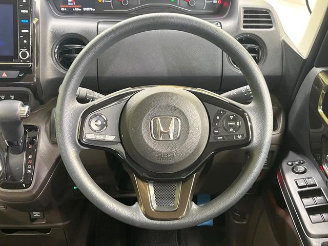 【ステアリングスイッチ】運転中、前方から目線をそらすことなく、オーディオ等の操作が可能な便利機能!安心&快適なドライブを演出してくれます♪