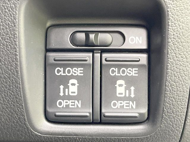 【両側パワースライドドア】スマートキーや運転席のスイッチで後席両側スライドドアの開閉が可能♪電動だから力を入れてドアを開ける必要が無く、小さなお子様でも簡単に開け閉めでき快適です♪