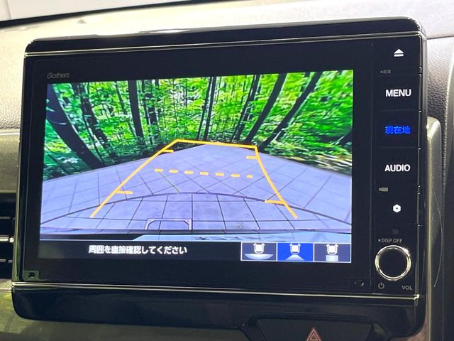 【バックカメラ】駐車時に後方がリアルタイム映像で確認できます。大型商業施設や立体駐車場での駐車時や、夜間のバック時に大活躍!運転スキルに関わらず、今や必須となった装備のひとつです!