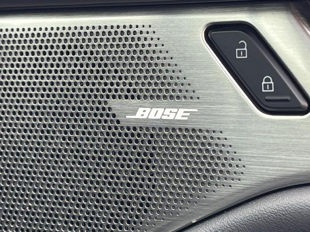 【BOSEサウンドシステム】メーカーオプションの高品位サウンドシステムを搭載。専用のチューニングが施された大小様々なスピーカーから良質なサウンドが奏でられ、臨場感あふれる音響空間を演出します。
