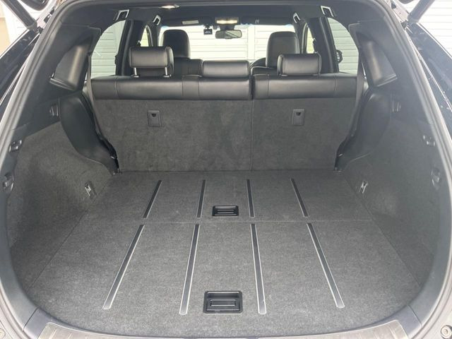 積み下ろしのしやすいデッキにはたっぷりと荷物を積み込んでいただけます。遊びから仕事まで、様々なシーンで頼れます♪